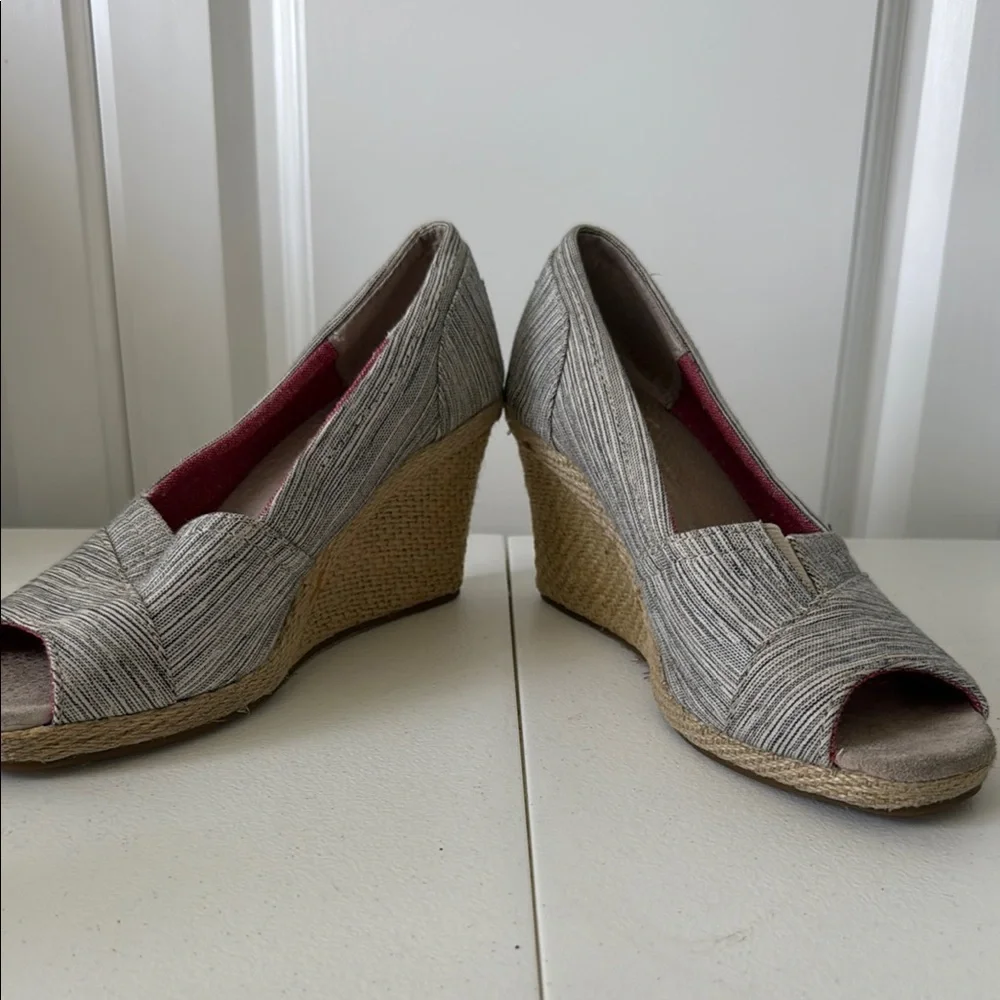*TOMS 3” WEDGE HEEL OPEN TOE SLIP ON SHOES (sz 5.5)